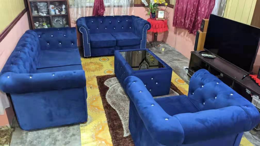 Classic Chesterfield Sofa Set gallery photo