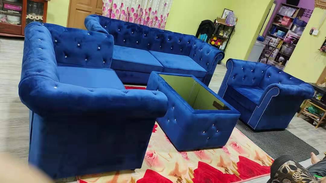 Classic Chesterfield Sofa Set gallery photo