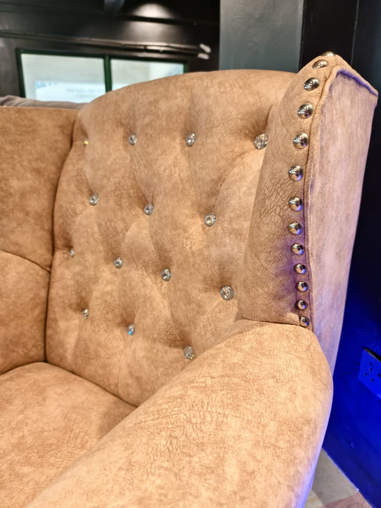 Chedana Chesterfield Wing Chair Set (03)
