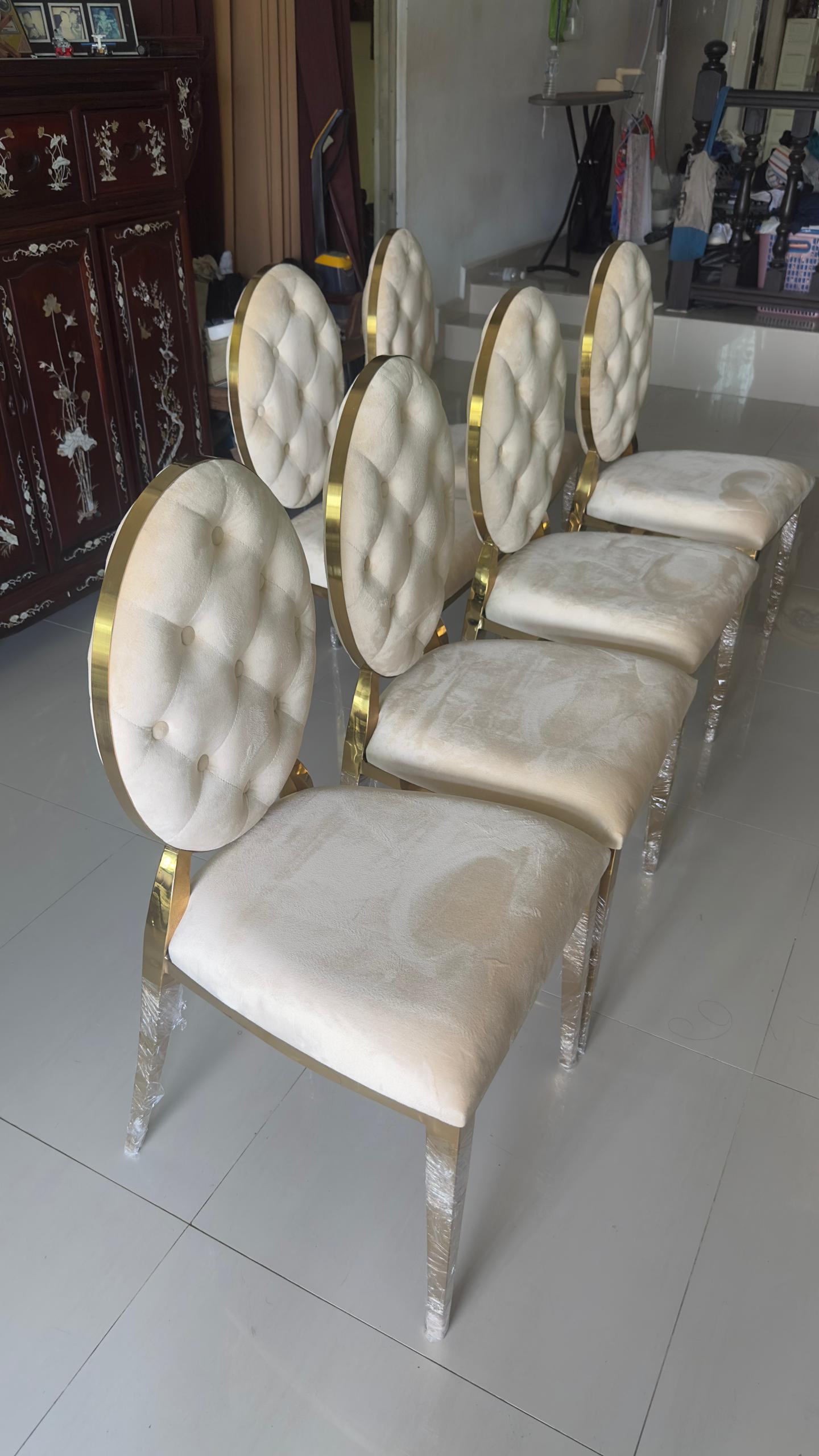 The Ovalia Dining Set (C229)