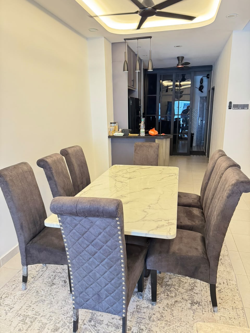 Classic Shell Dining Set | Premium Marble Top & Chesterfield Tufted Pedestal Table