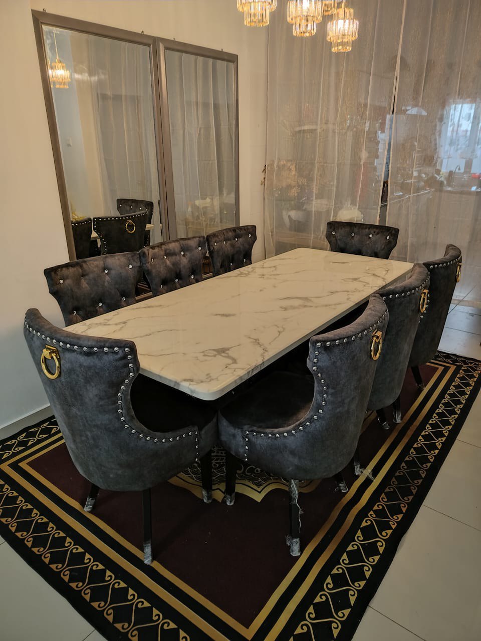 Dark grey Butterfly dining set with marble table and gold chair handles