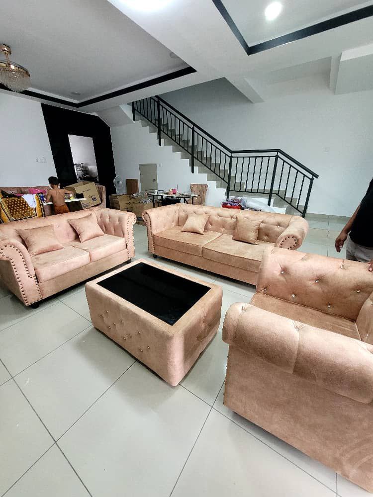 Classic Chesterfield Sofa Set gallery photo