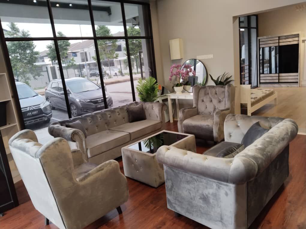 Classic Chesterfield Sofa Set gallery photo
