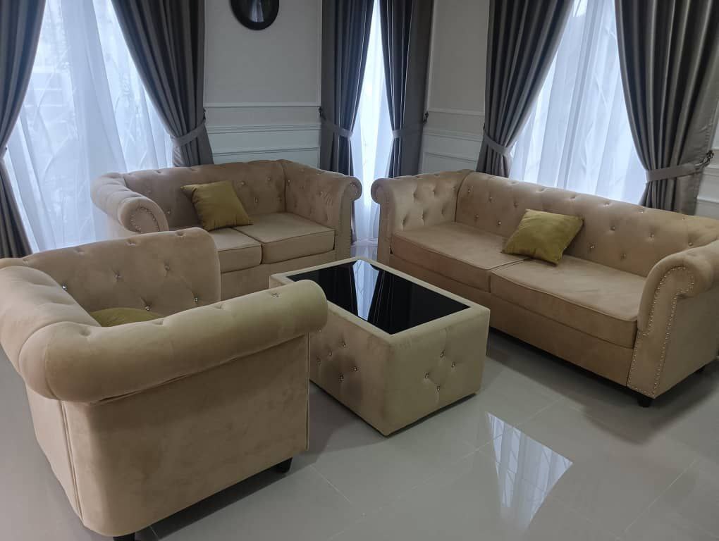 Classic Chesterfield Sofa Set gallery photo