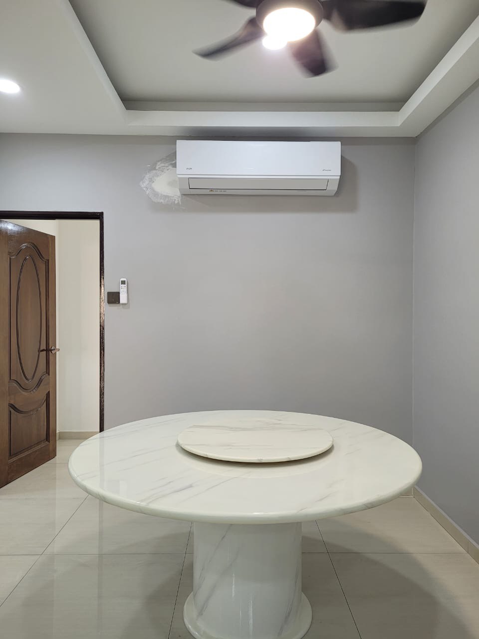 Round Marble Table with Round Leg gallery photo