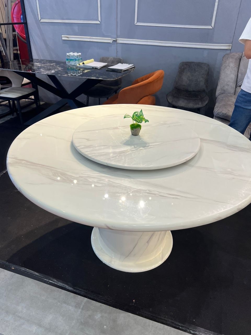 Round Marble Table with Round Leg gallery photo